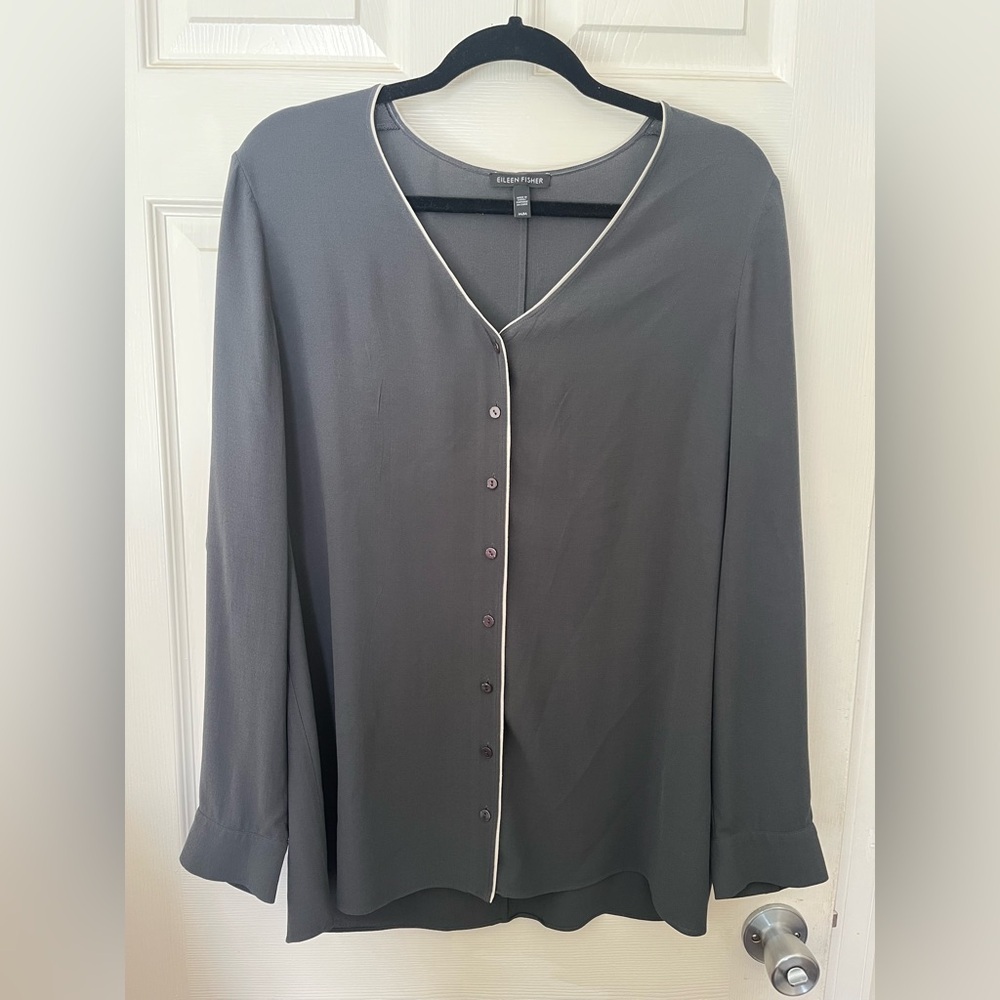 Eileen Fisher Women’s Medium Graphite Gray 100% Silk V-Neck‎ Button Down Top